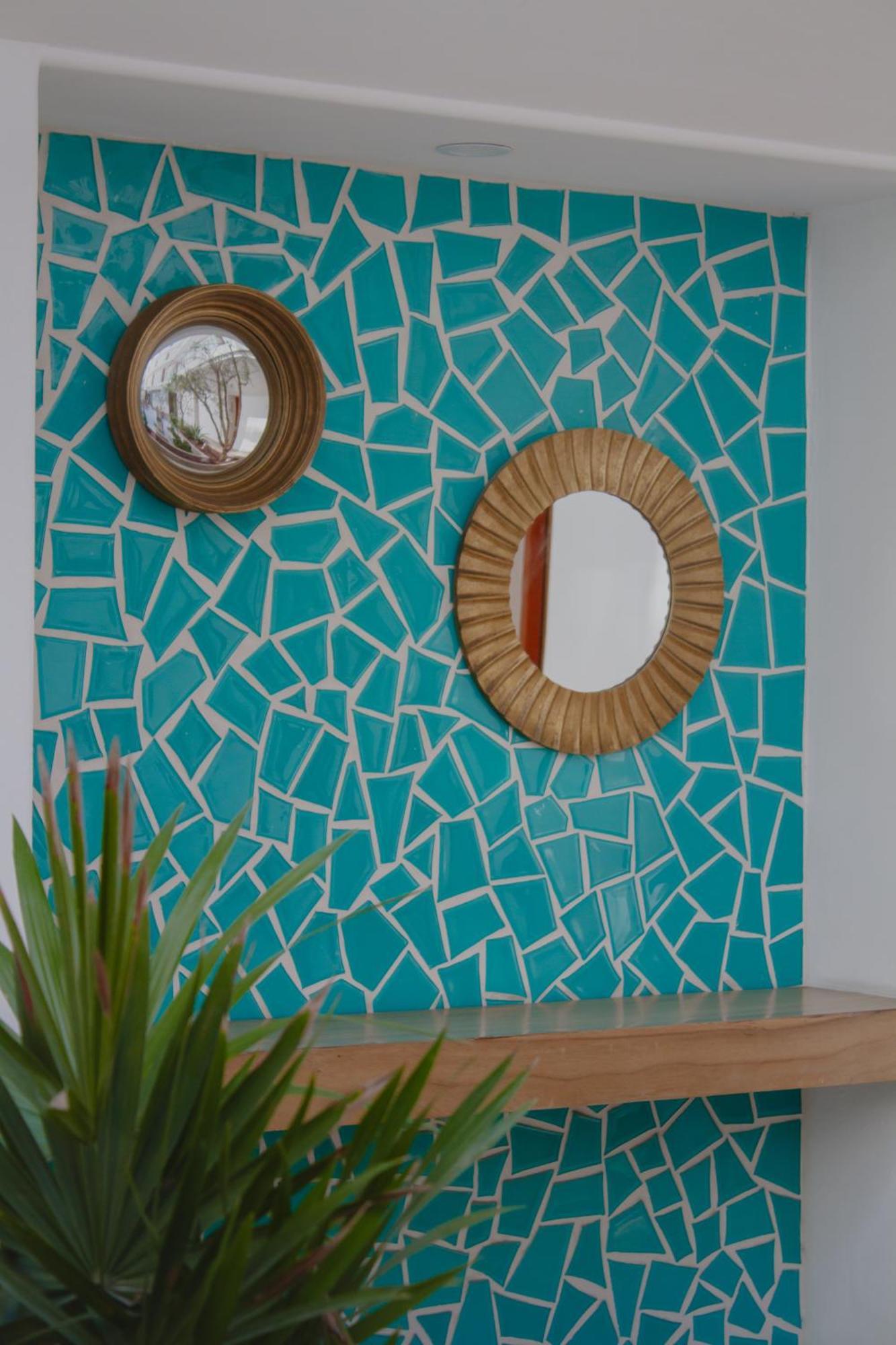 Hotel Catedral 라파스 외부 사진 A wall decorated with ceramic tiles