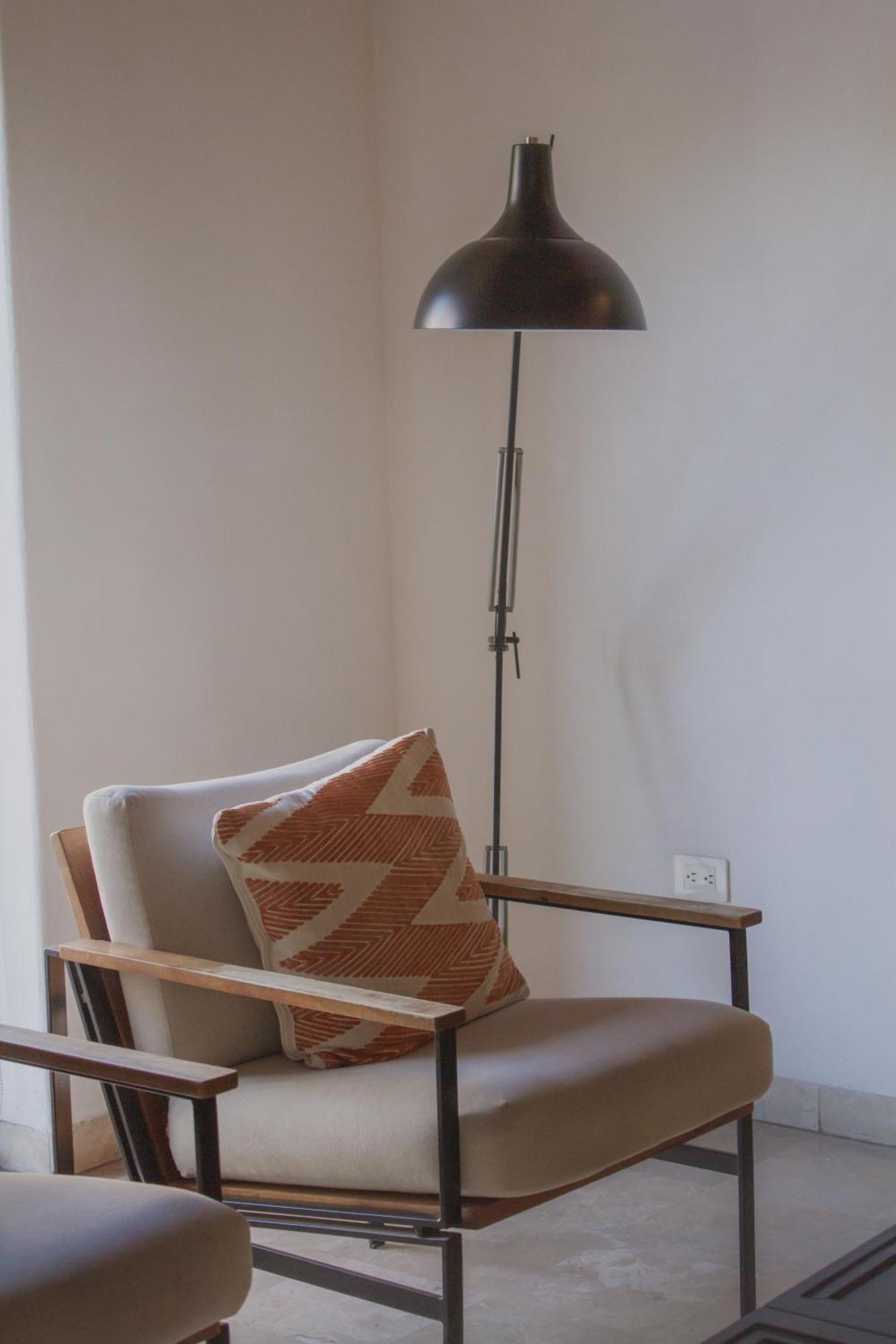 Hotel Catedral 라파스 외부 사진 A floor lamp