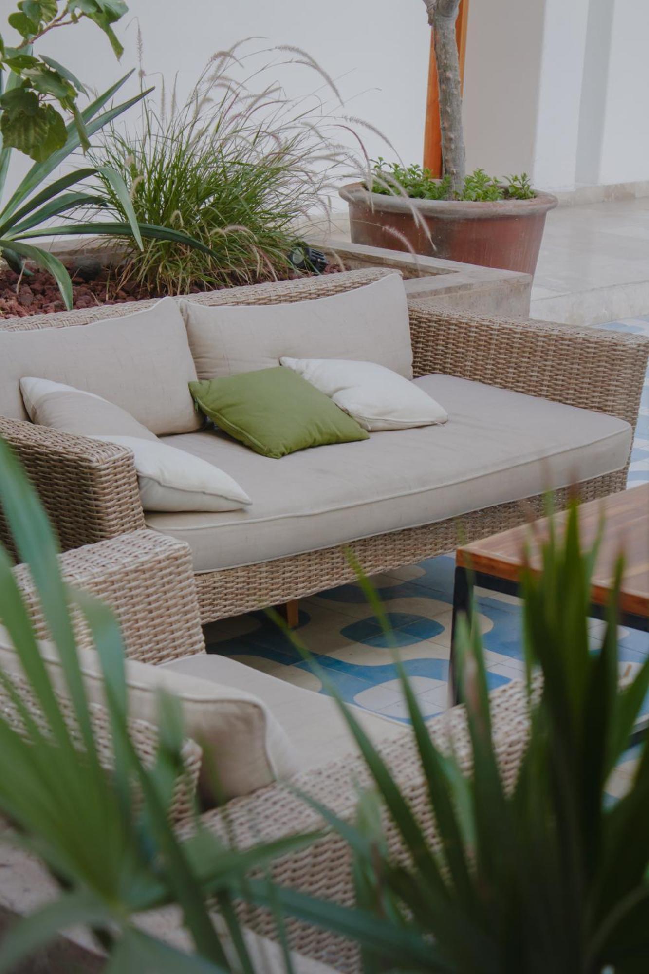 Hotel Catedral 라파스 외부 사진 A rattan sofa