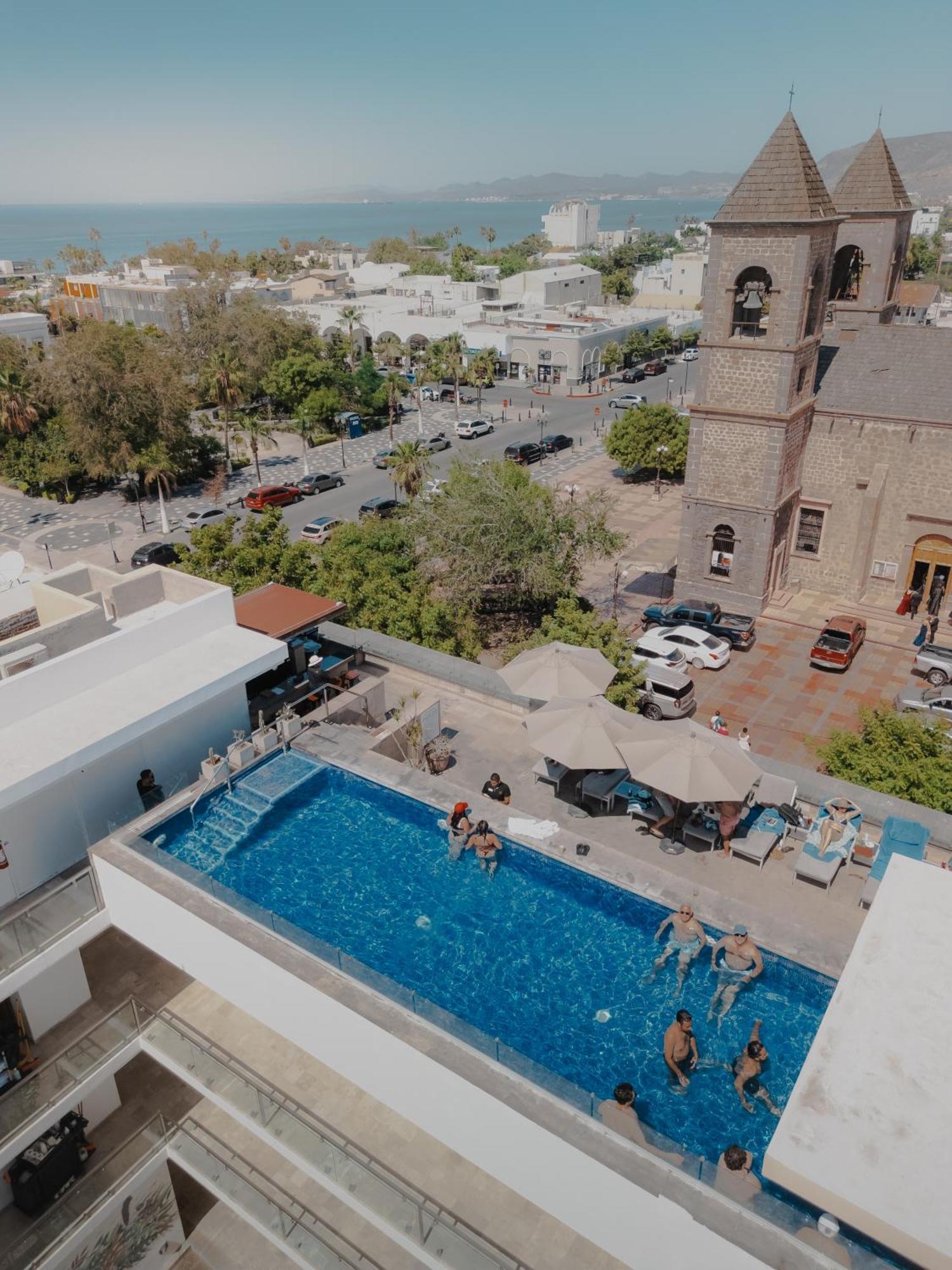 Hotel Catedral 라파스 외부 사진 Aerial view of the rooftop pool at the Hotel Indigo, Perth