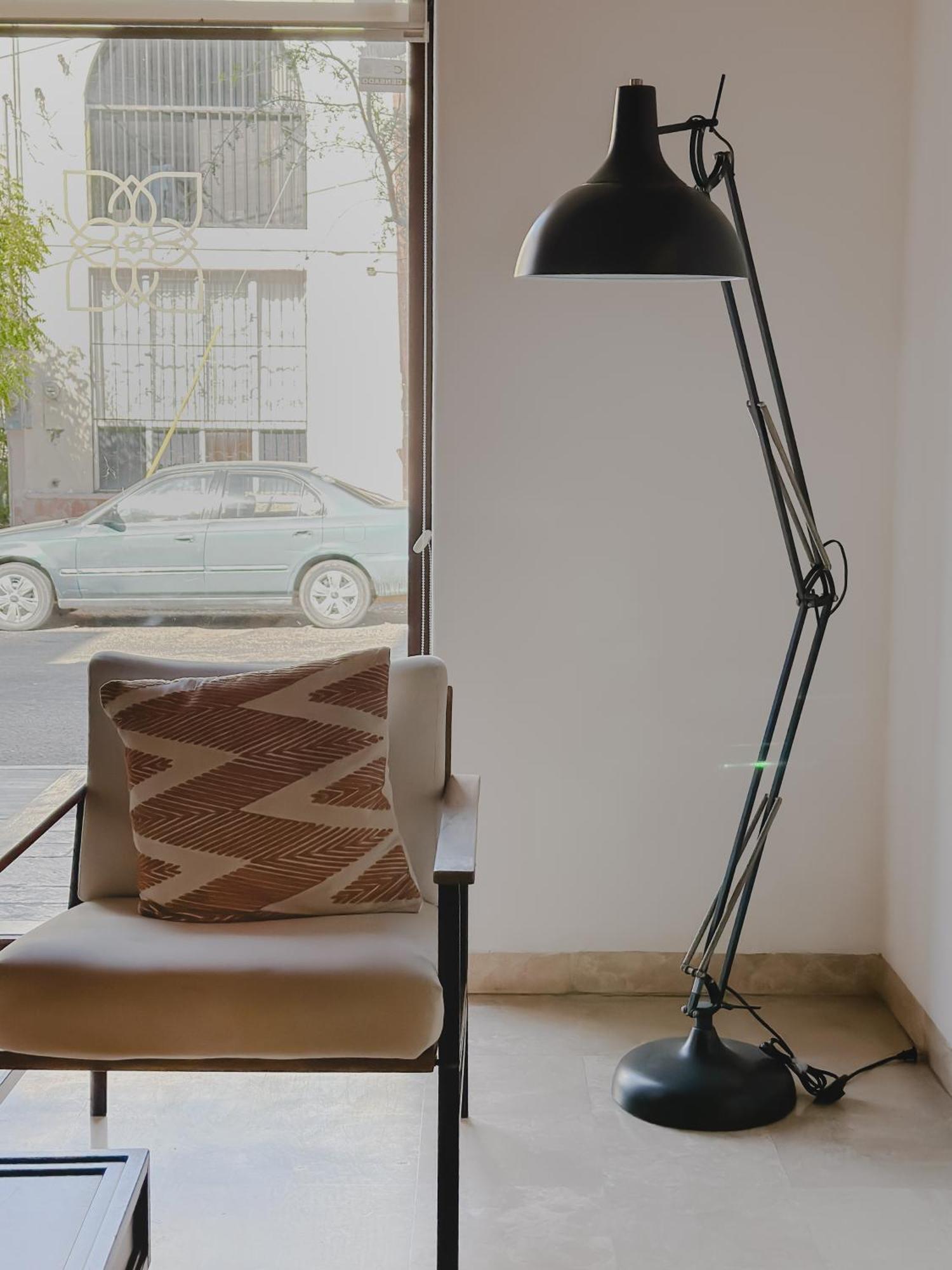 Hotel Catedral 라파스 외부 사진 A floor lamp
