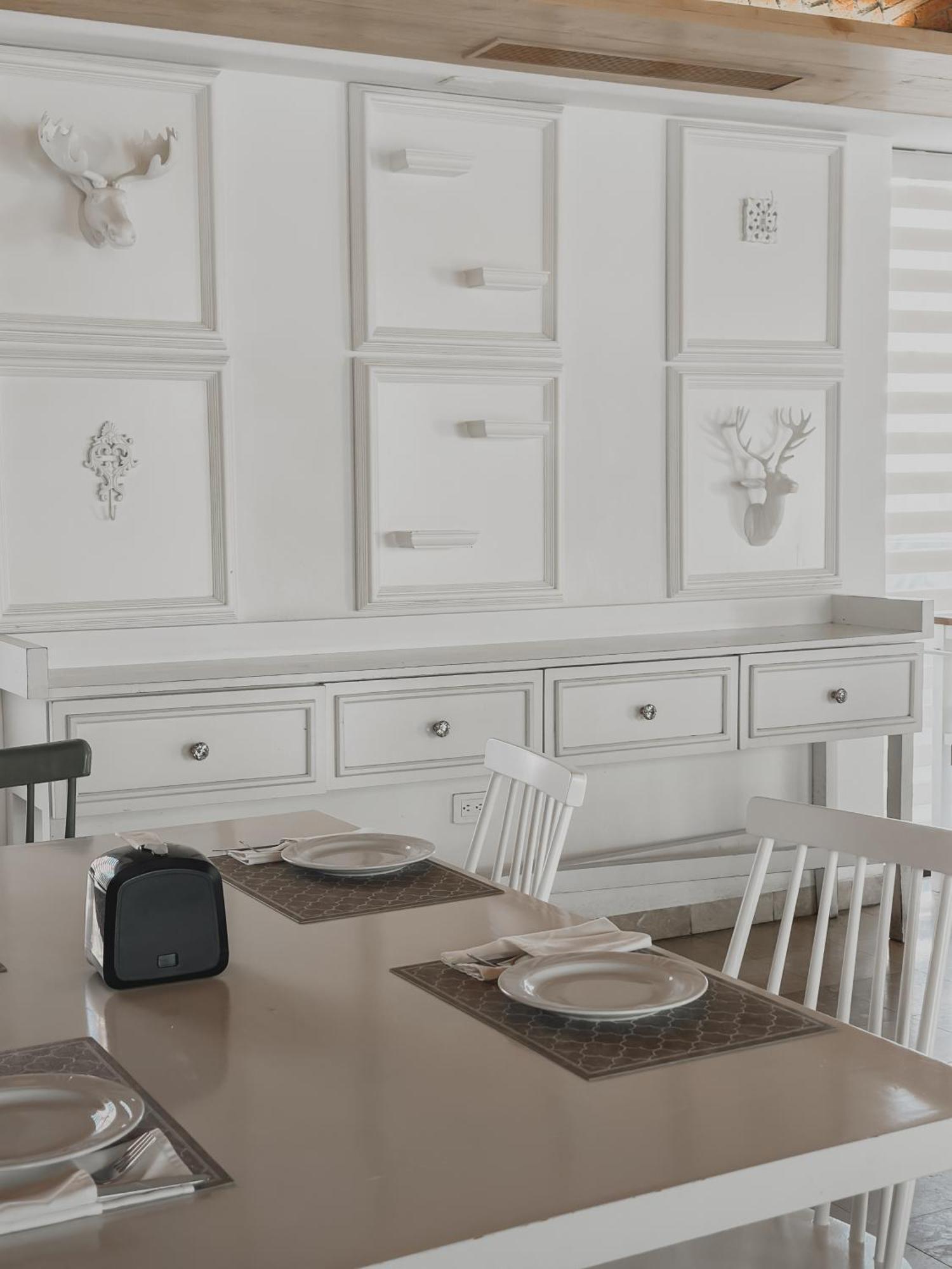Hotel Catedral 라파스 외부 사진 A wainscoting in a dining room