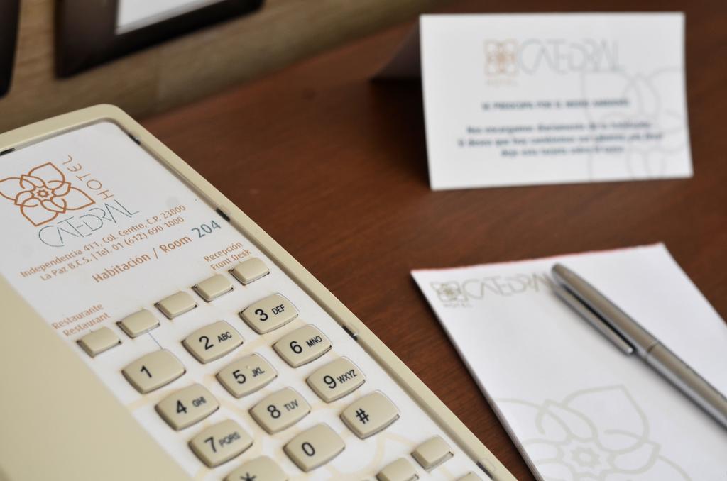 Hotel Catedral 라파스 외부 사진 A telephone with a business card