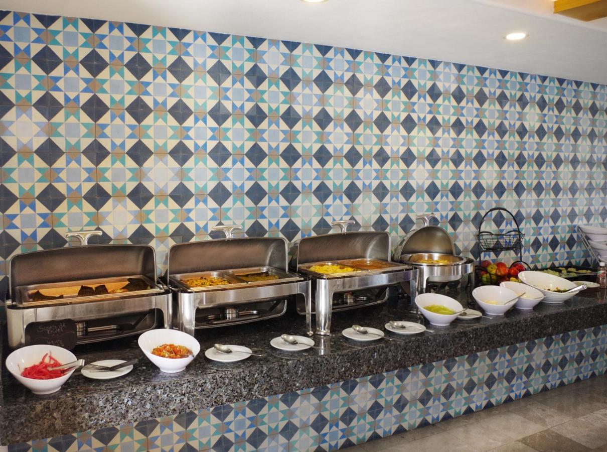 Hotel Catedral 라파스 외부 사진 A buffet at a hotel
